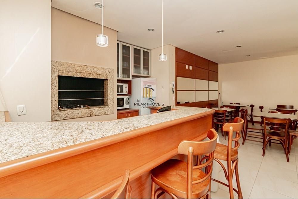 Apartamento com 3 dormitórios (sendo 1 suíte), 2 banheiros, lareira, churrasqueira e 2 vagas de garagem.