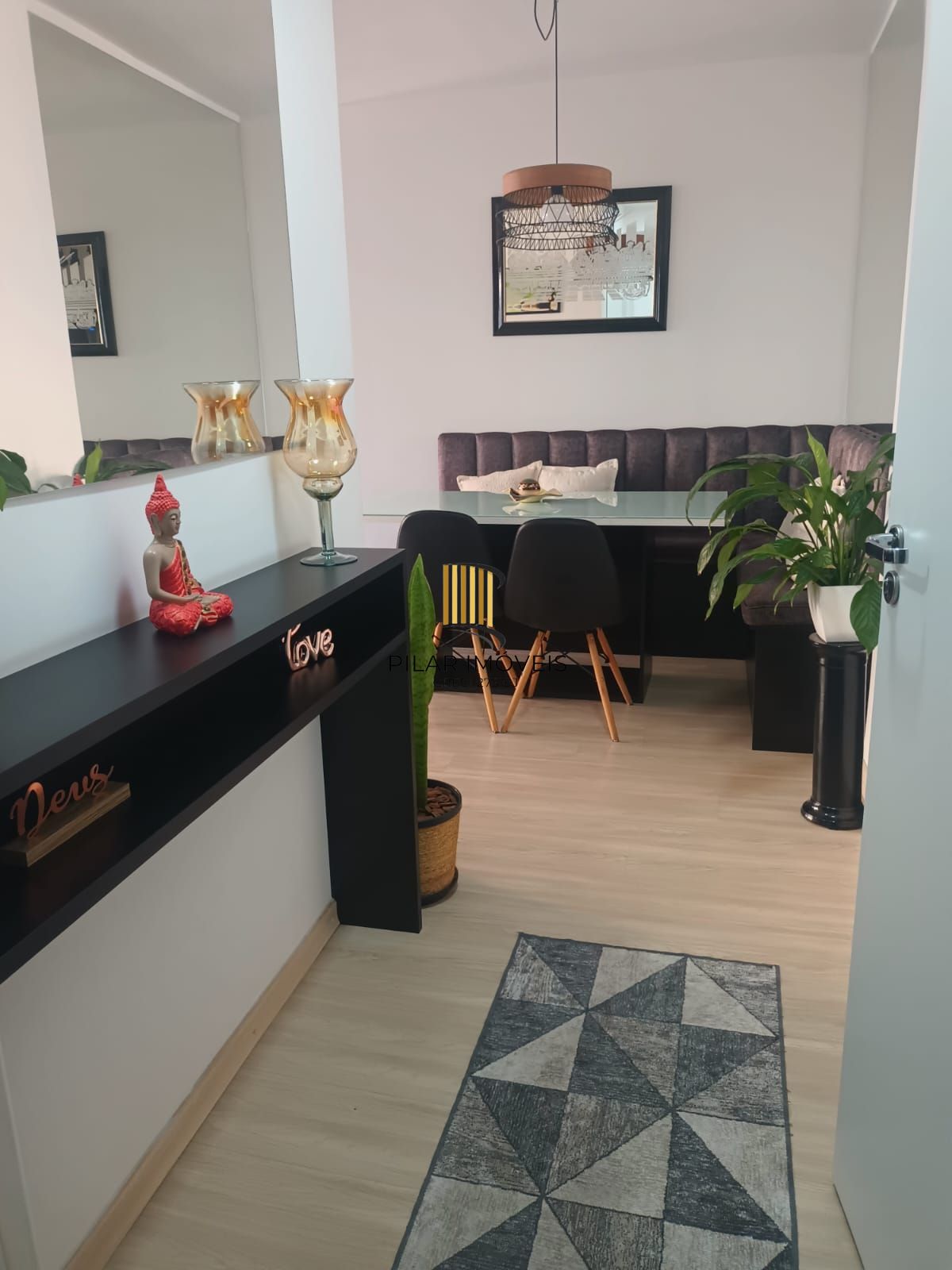 Apartamento de 3 dormitórios com living estendido, semi mobiliado, suíte e churrasqueira.