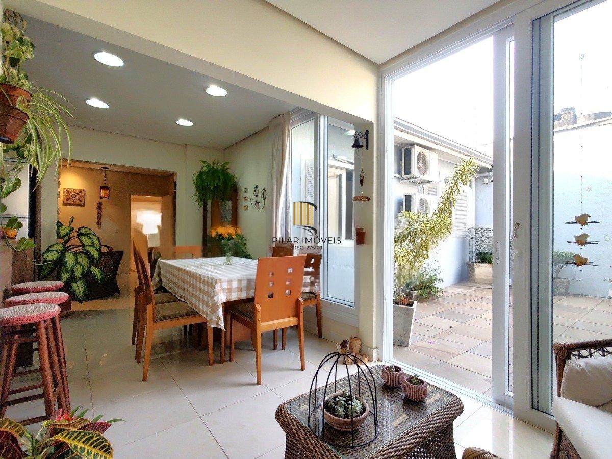 Casa com 4 dormitórios, espaço gourmet e terraço na Zona Norte de Porto Alegre