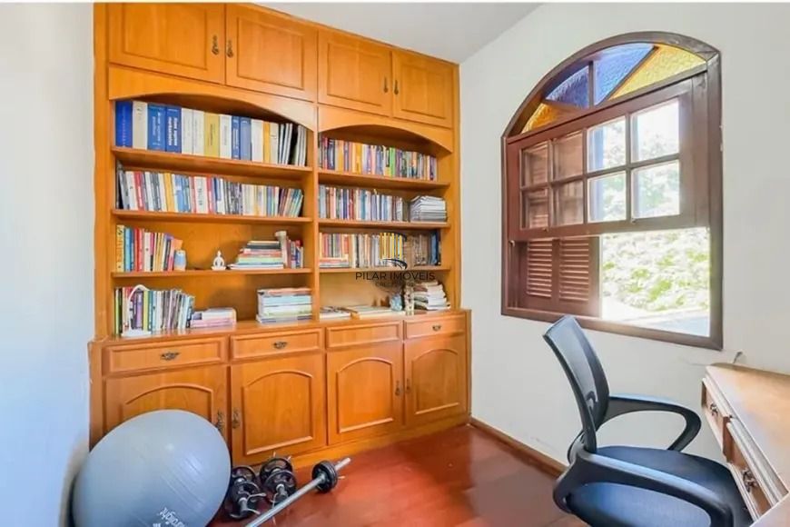 Casa térrea com 4 dormitórios, suíte e 2 vagas.