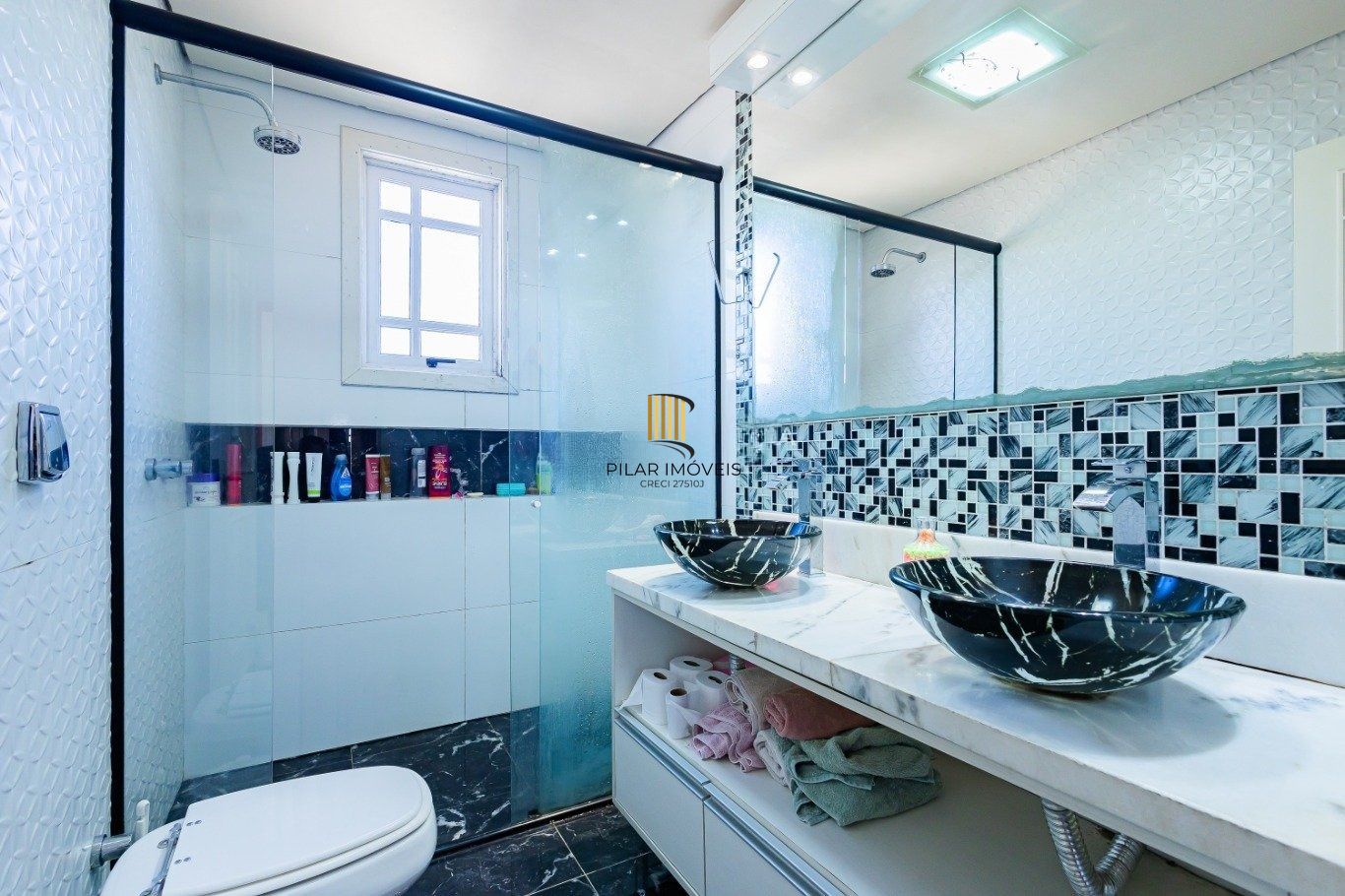 Amplo apartamento semimobiliado com lareira e 2 vagas