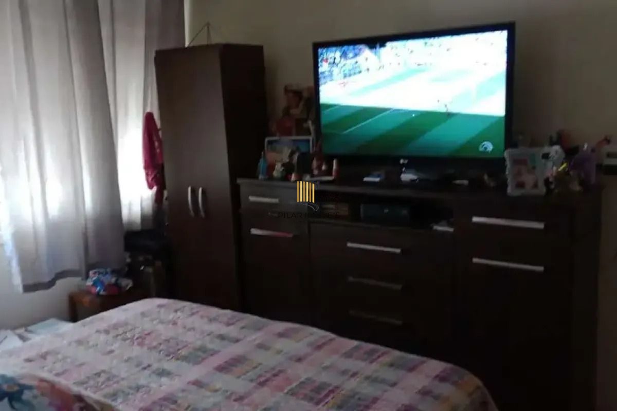 Apartamento com 2 dormitórios semimobiliado.