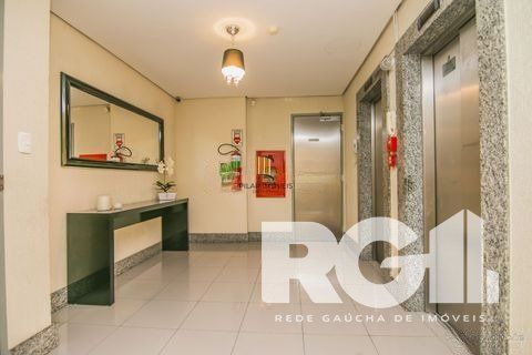 Apartamento com 3 dormitórios, 1 suíte, lavabo, 2 vagas cobertas, semimobiliado, churrasqueira e lareira.