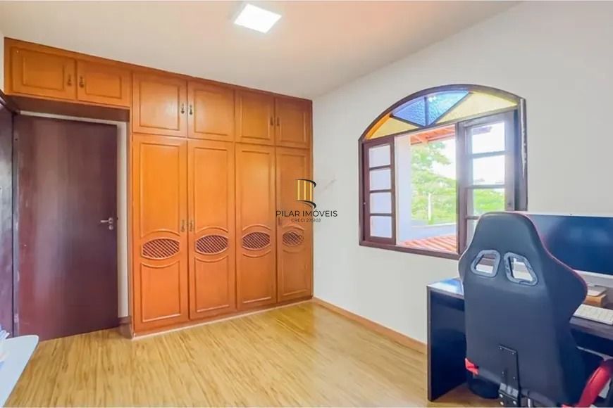 Casa térrea com 4 dormitórios, suíte e 2 vagas.