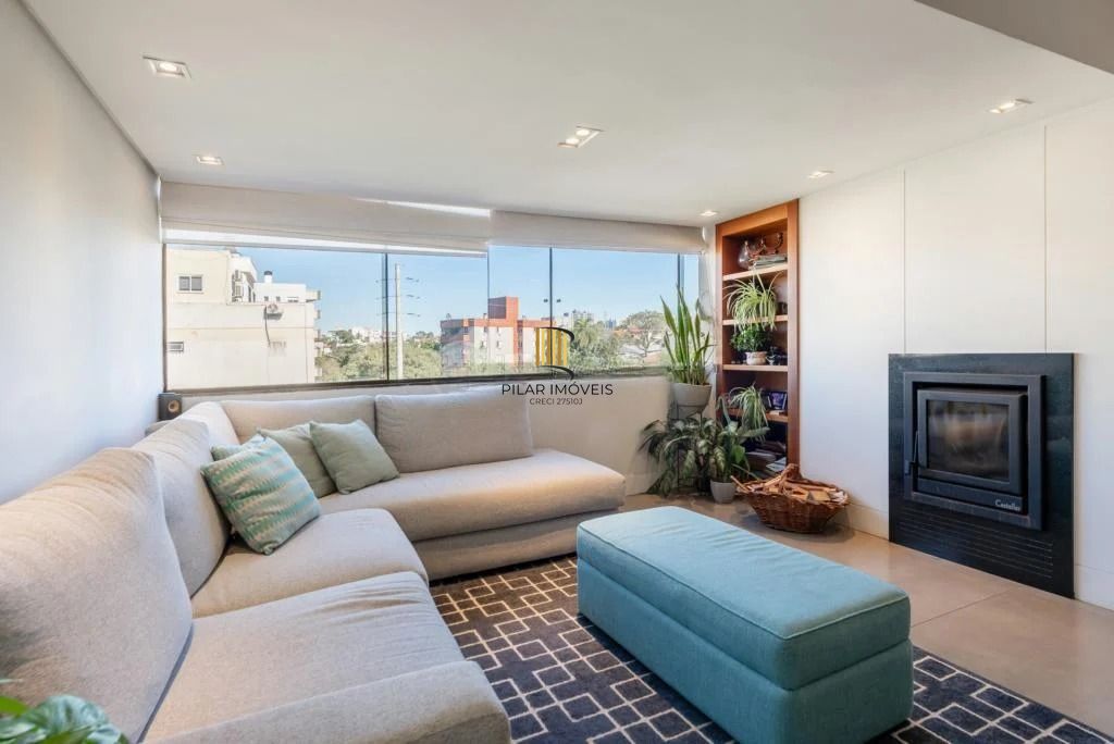 Cobertura com 3 dormitórios, suíte, piscina e churrasqueira.