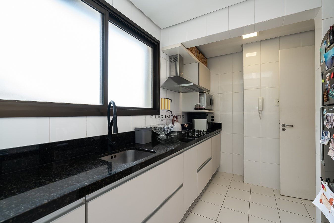 Apartamento de 3 dormitórios com 1 suíte, semimobiliado.