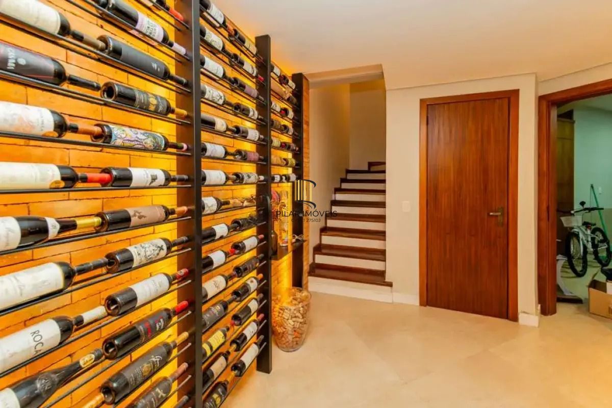 Casa em condomínio com 3 dormitórios, revertido em 2, suíte e 2 vagas.