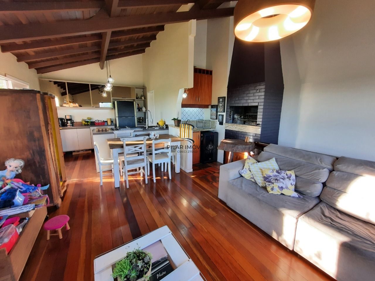 Cobertura com 3 dormitórios, suíte, piscina e churrasqueira.