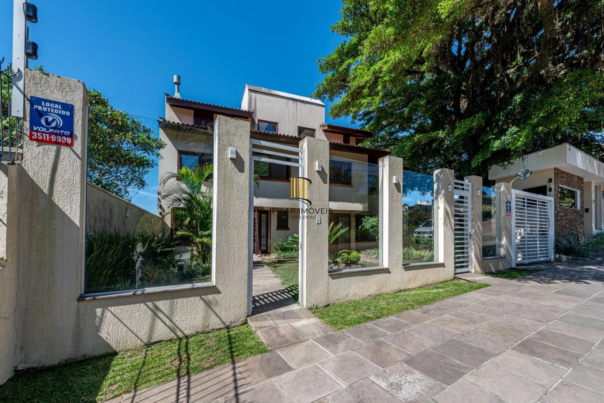 Casa em condomínio com 3 dormitórios, suíte e 2 vagas.