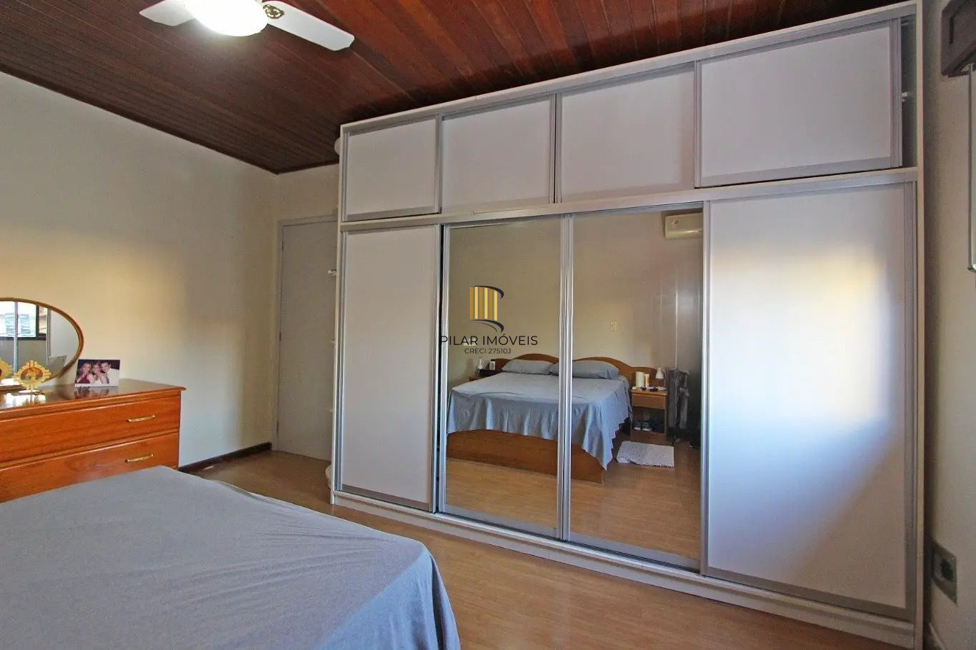 Ampla casa com 5 dormitórios e terraço no Passo da Areia