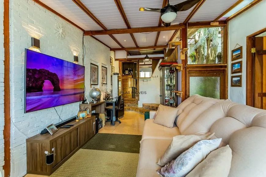 Casa térrea com 3 dormitórios, amplo pátio e 2 vagas de garagem cobertas.