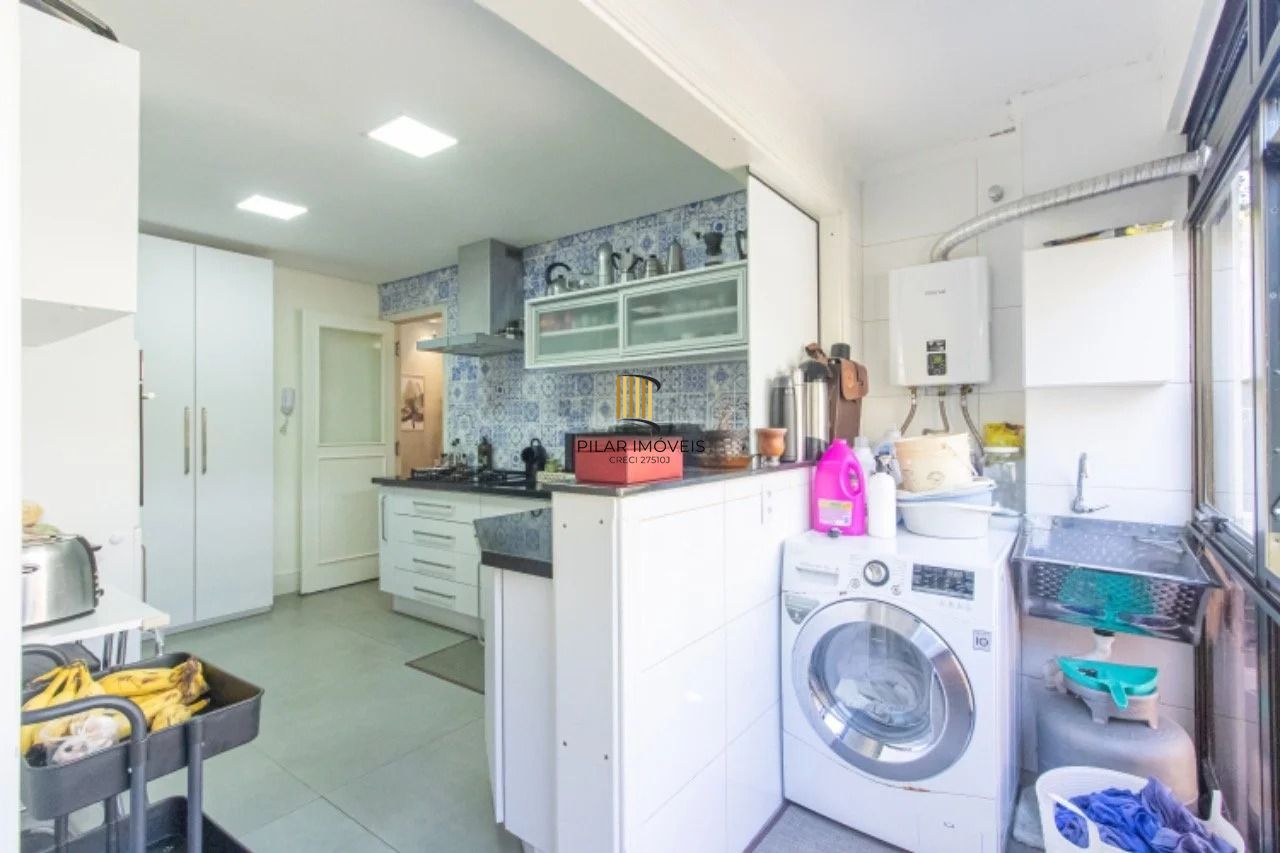 Apartamento com 3 dormitórios, 2 banheiros sociais e 2 vagas.