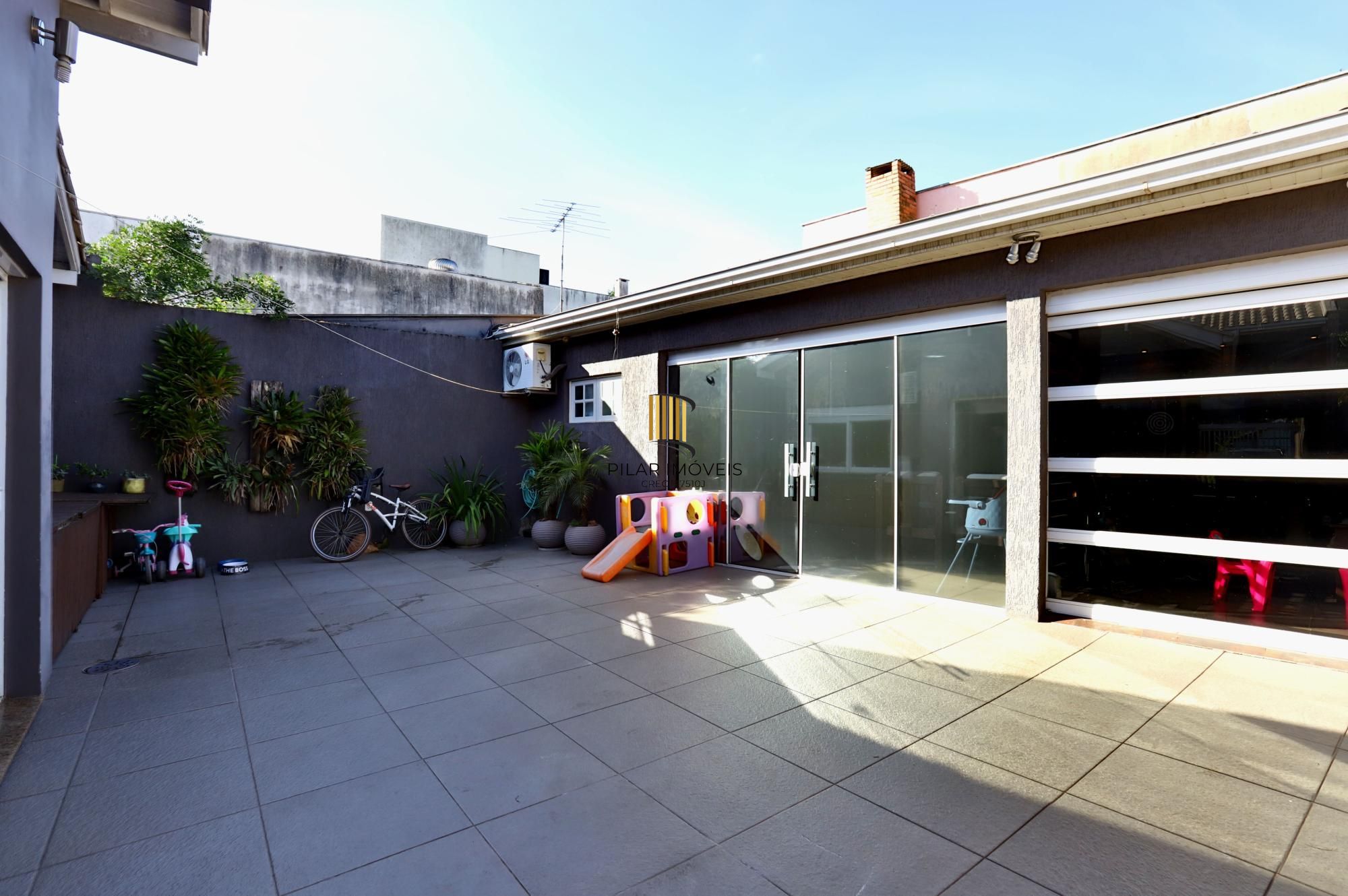 Casa mobiliada com suíte, patio e espaço gourmet completo