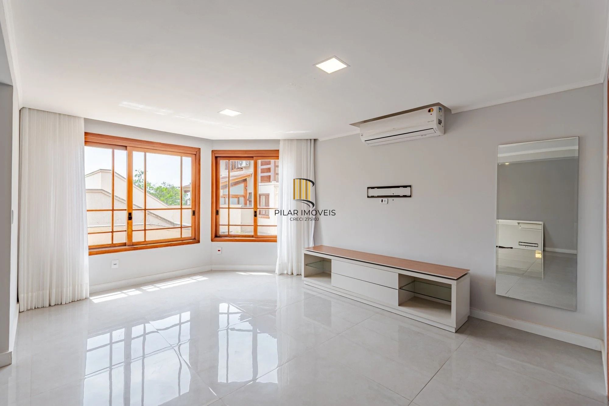 Casa em condomínio com 3 dormitórios, suíte e 3 vagas.