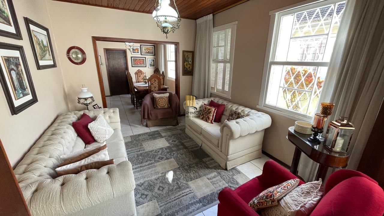 Casa com pátio com 3 dormitórios, 2 banheiros e 4 vagas.