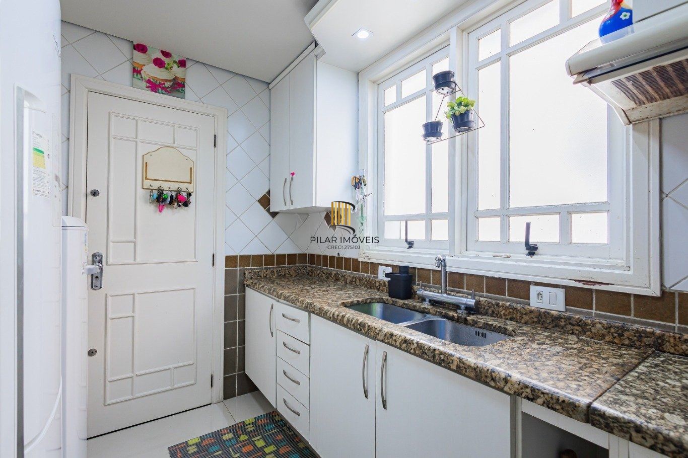 Amplo apartamento semimobiliado com lareira e 2 vagas