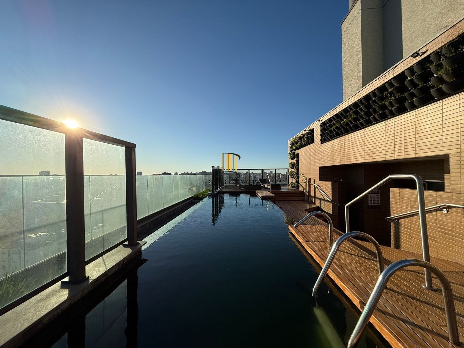 Apartamento com 2 dormitórios, suíte e churrasqueira.