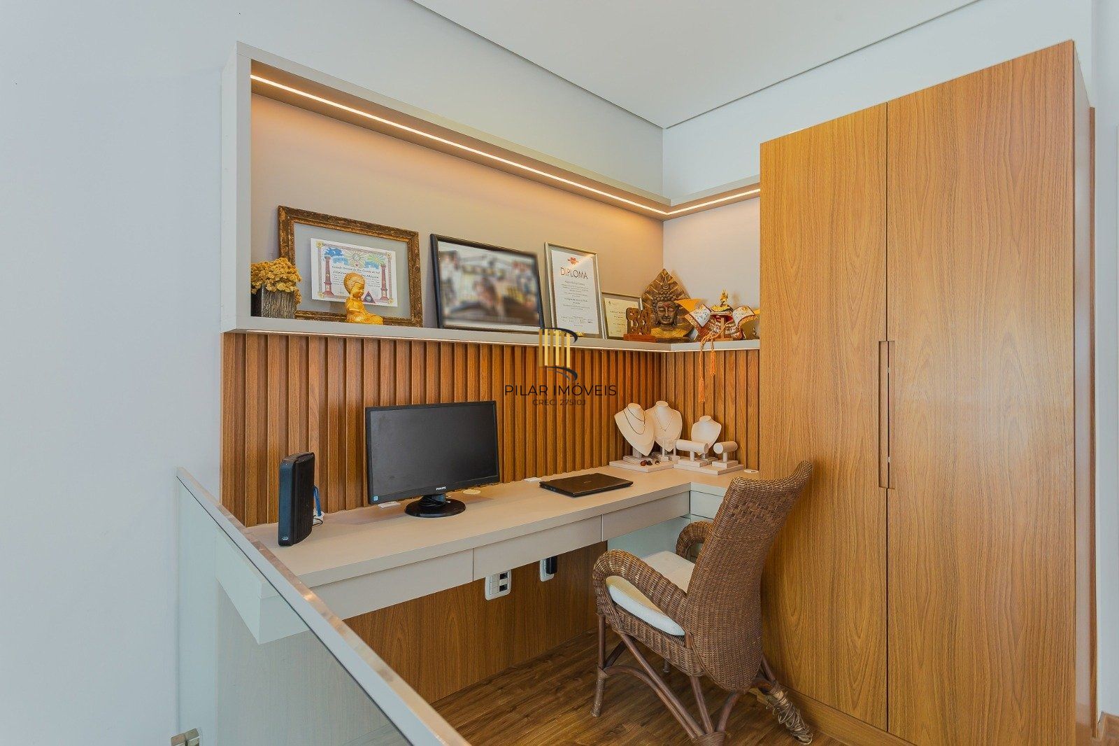 Casa de alto padrão com elevador e piscina acessível em condomínio no Passo das Pedras