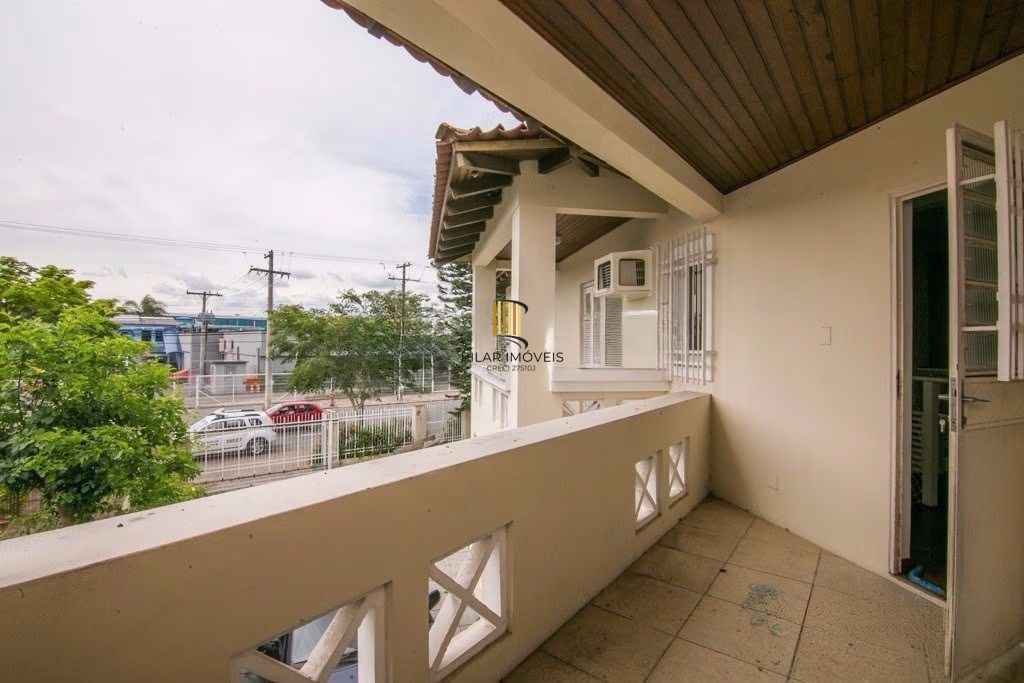 Casa de esquina com 6 dormitórios, 430m², piscina, 4 vagas