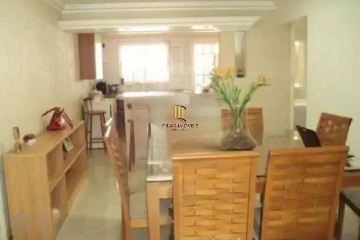 Casa com 3 suítes e pátio amplo no Jardim Itú em Porto Alegre