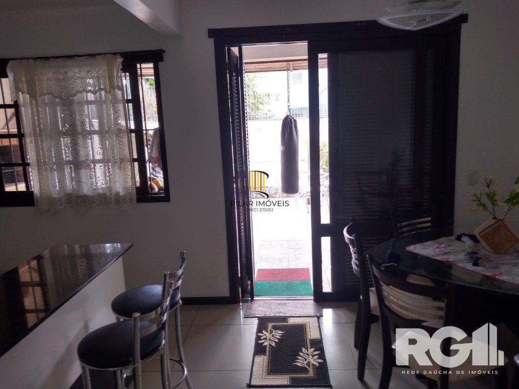 Excelente casa  3 dorm, 122m² privativos, amplo pátio com piscina nos fundos,  Rua Doutor João César Krieger