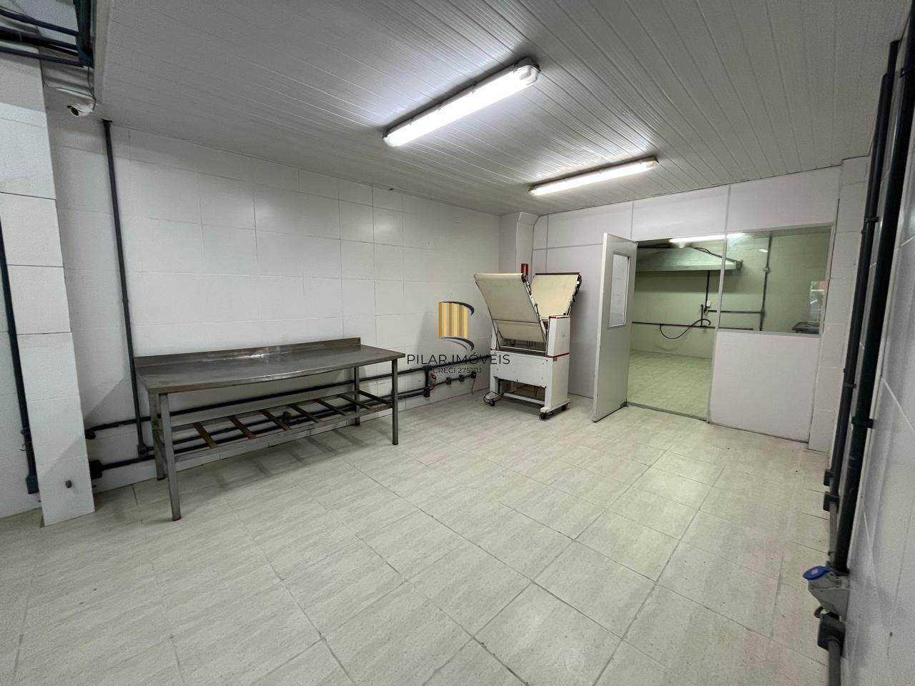 Prédio Comercial à venda com 5 salas, 400m², 6 vagas, Rua Laudelino Freire no bairro Sarandi em Porto Alegre