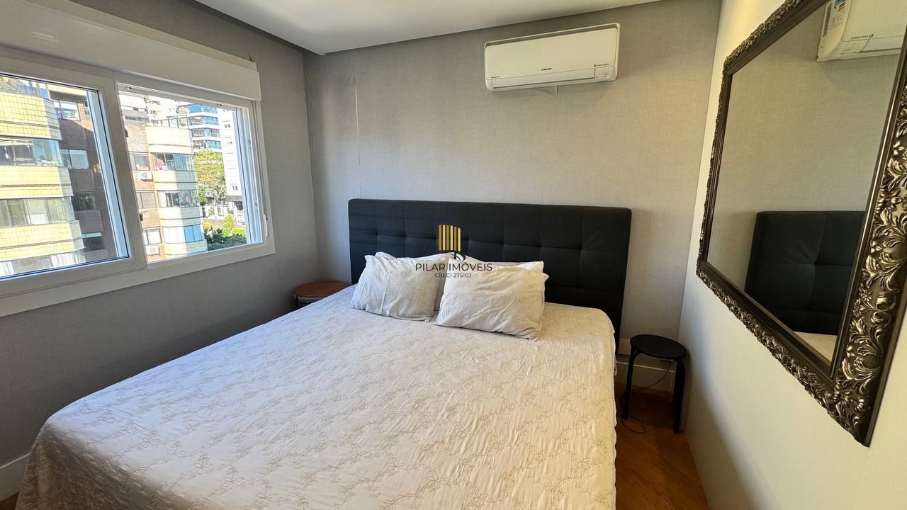 Amplo apartamento com 3 suítes, lavabo, lareira e 2 vagas individuais.