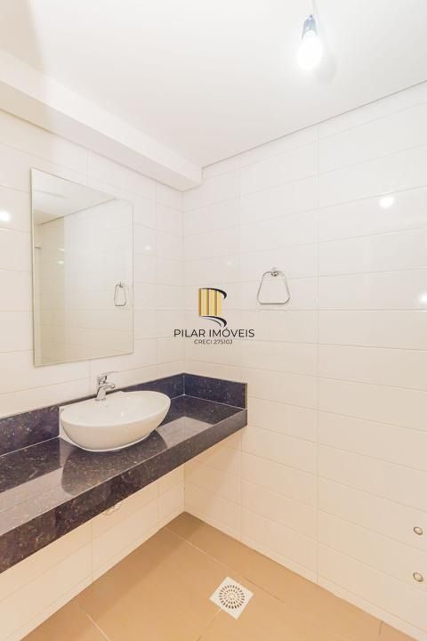 Casa com 3 dormitórios, suíte, lavabo e amplo pátio.