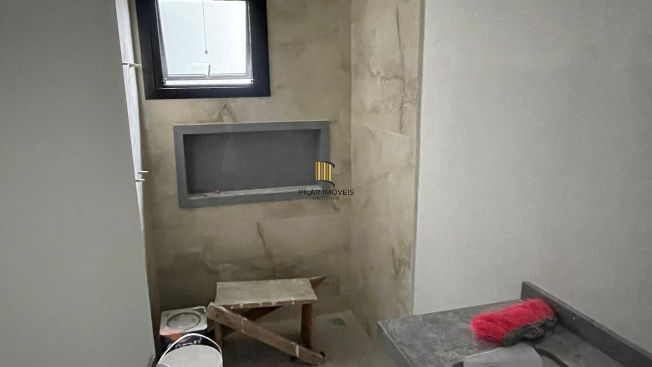 Casa em condomínio com 3 dormitórios, 2 suítes, churrasqueira, lareira e 2 vagas.