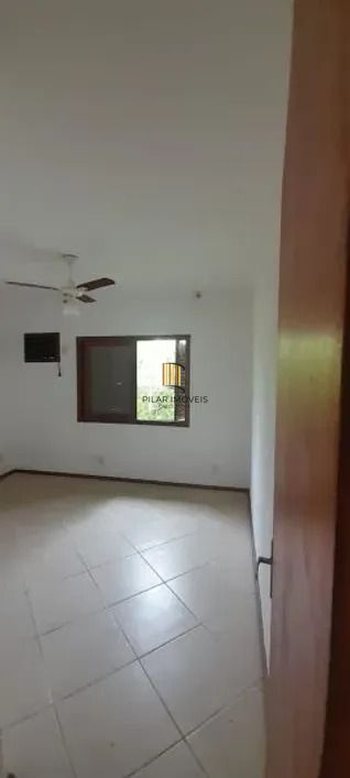 Casa térrea com 2 dormitórios, amplo pátio e 3 vagas.
