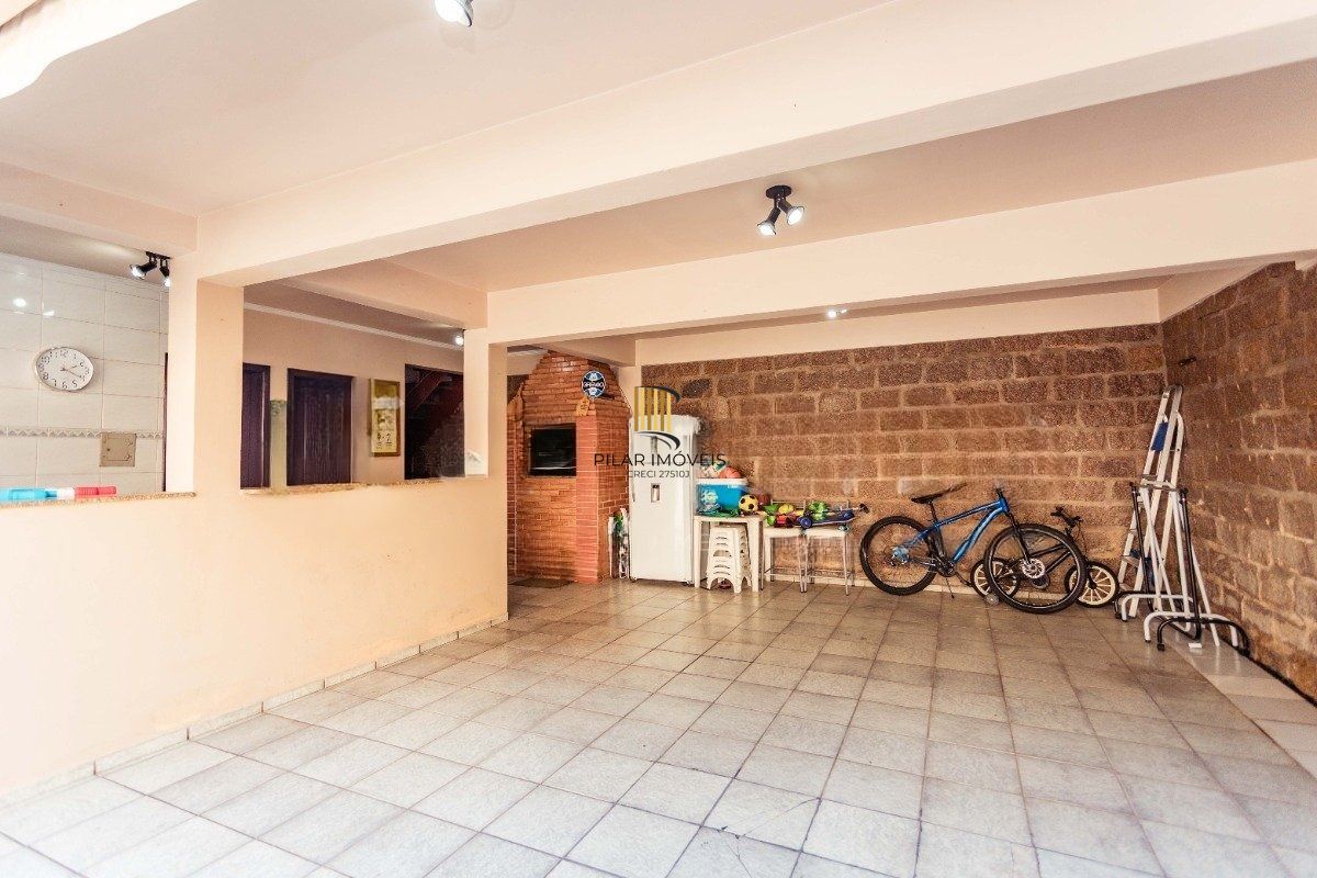 Casa semi-mobiliada com 3 suítes e amplo salão de festas no Cristo Redentor