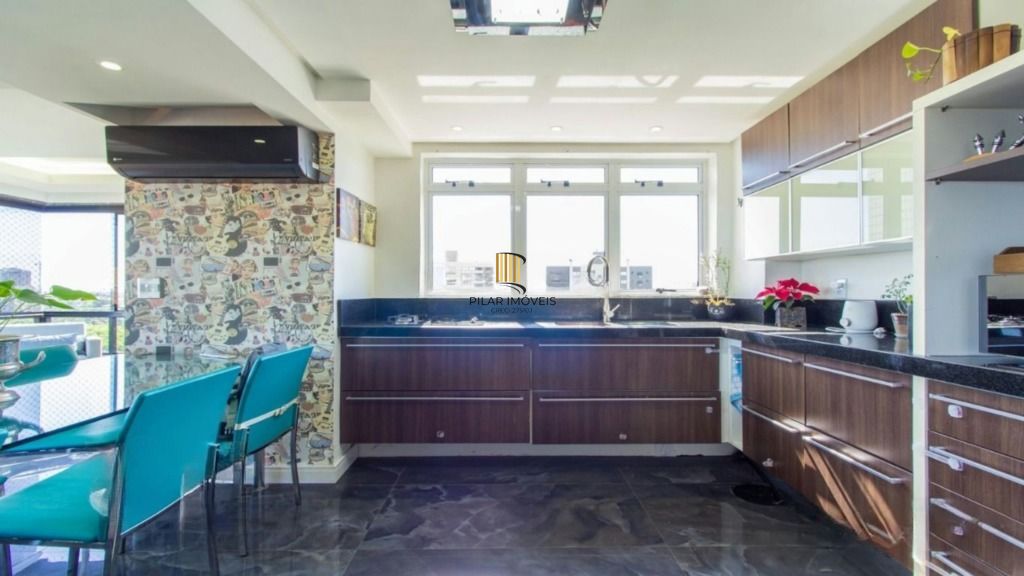 Cobertura mobiliada com piscina e vista 360° no Jardim Planalto – POA