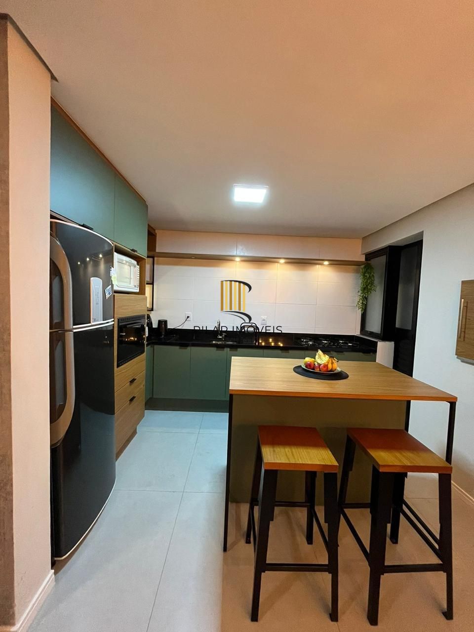 Casa em condomínio com 3 dormitórios, suíte e 2 vagas.