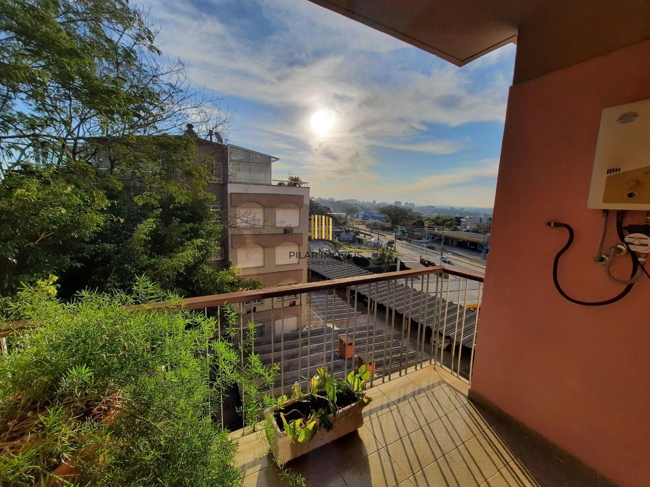 Cobertura com 3 dormitórios, suíte, piscina e churrasqueira.