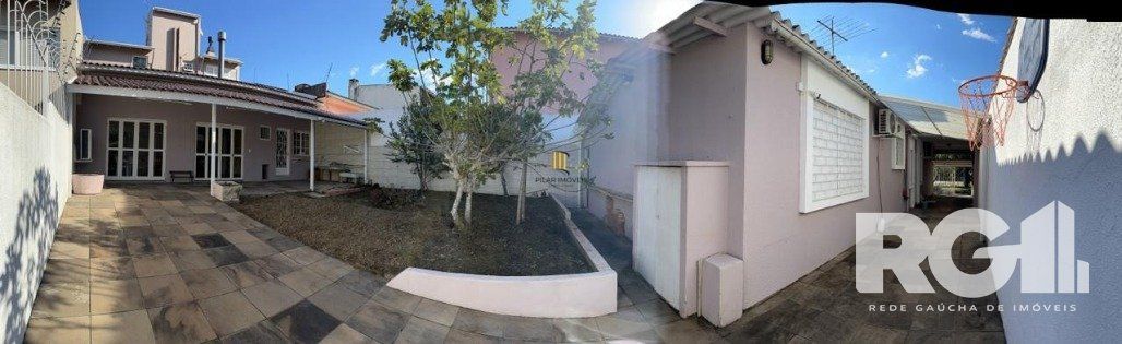 Casa reformada com pátio e espaço gourmet em frente à praça