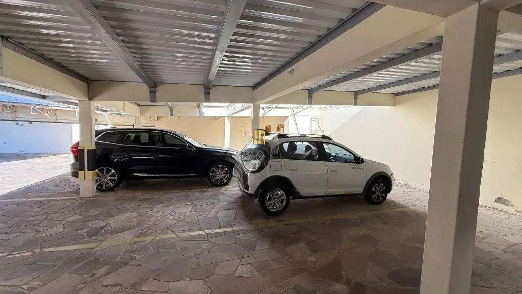 Cobertura com 4 dormitórios, 2 suítes, lavabo e 3 vagas de garagem.