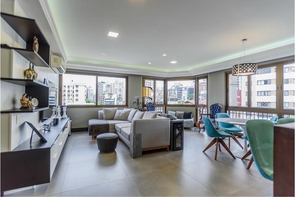 Apartamento reformado 3 dormitórios com vista aberta no Mont Serrat