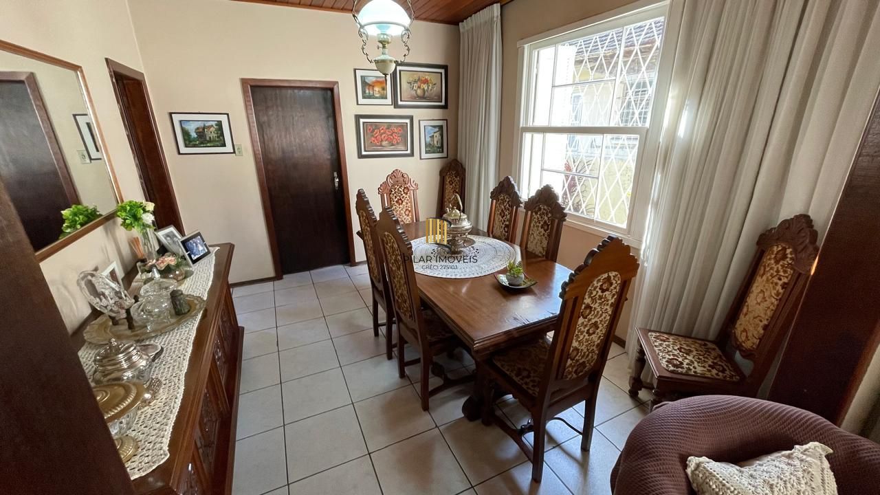 Casa com pátio com 3 dormitórios, 2 banheiros e 4 vagas.