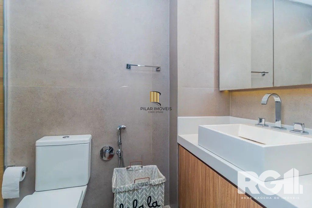 Apartamento com 94m², 3 quartos, 1 suíte, 2 vagas, no bairro Cristo Redentor em Porto Alegre..
