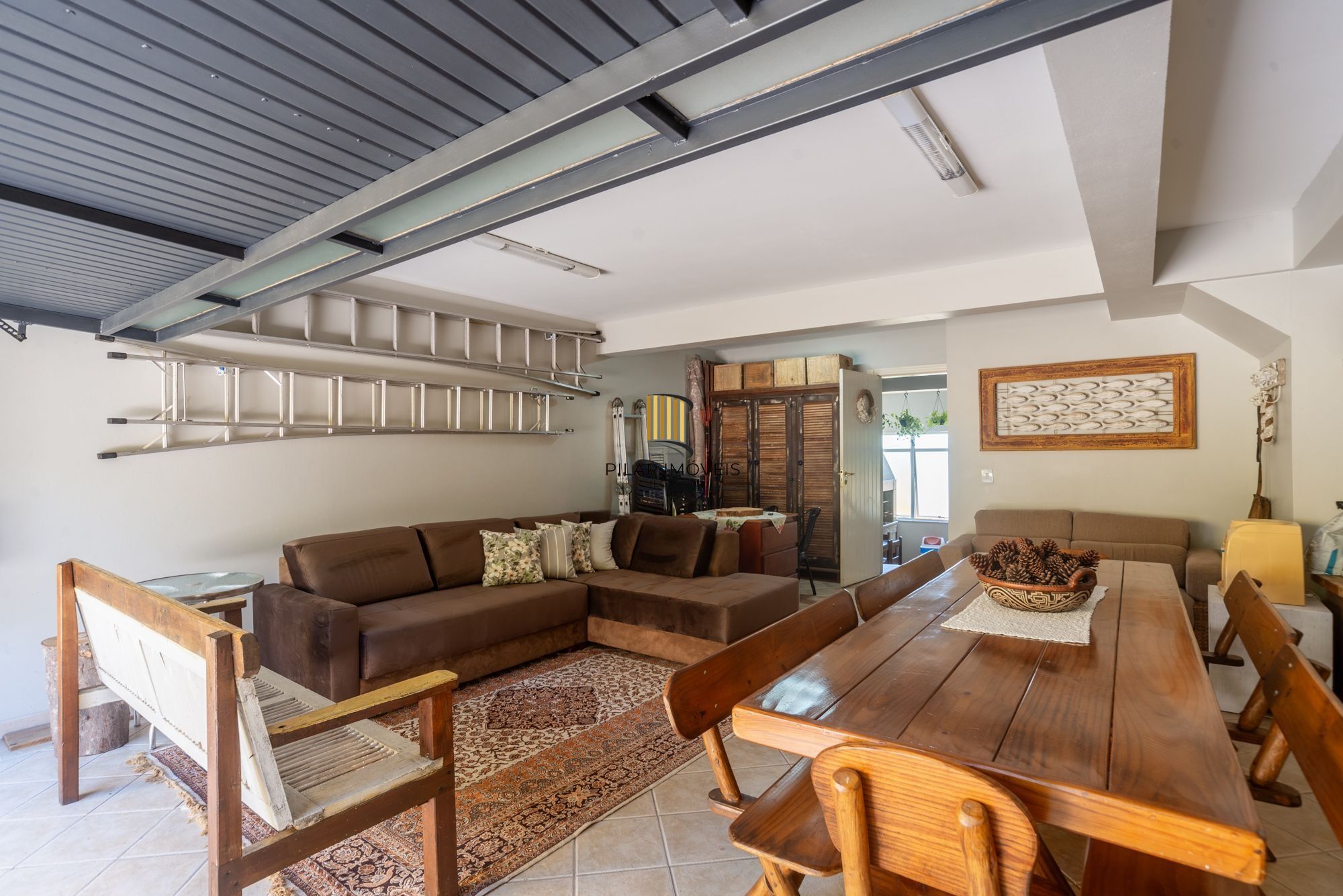 Casa térrea com 4 dormitórios, 2 suítes e 3 vagas.