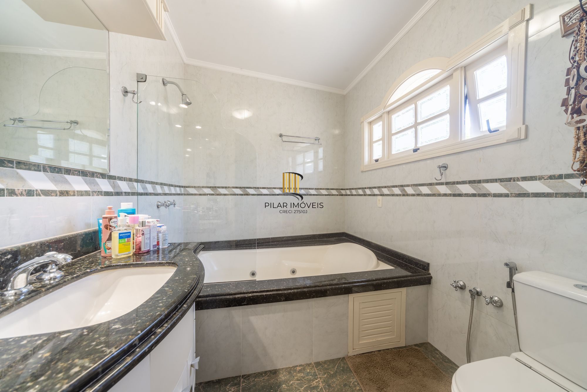 Casa térrea com 4 dormitórios, 2 suítes e 3 vagas.