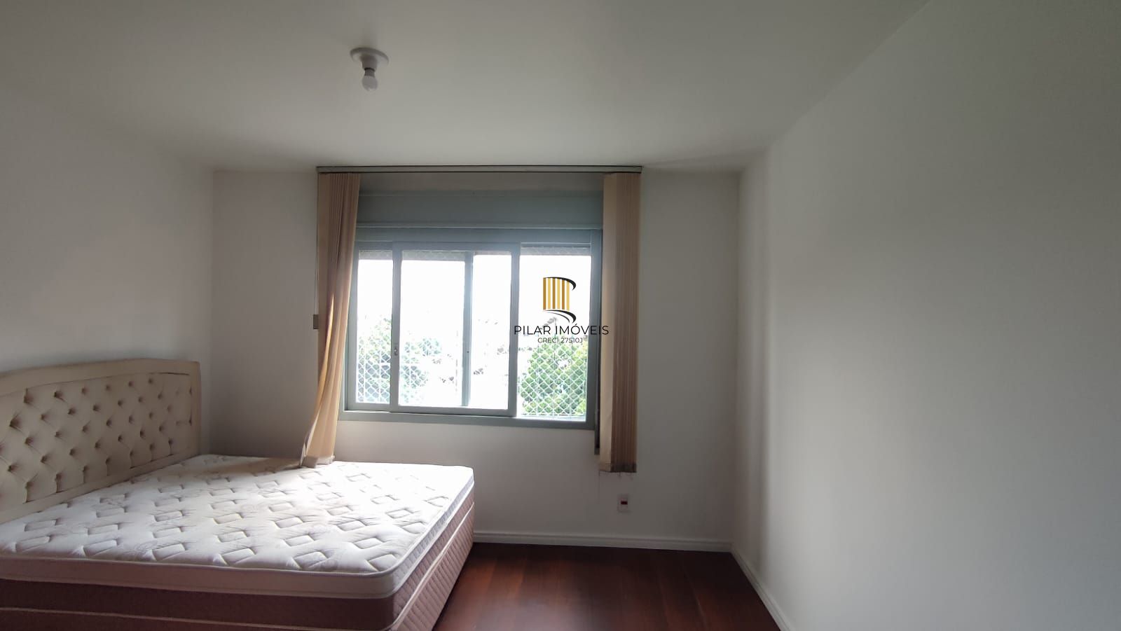 Apartamento 2 dorm com sacada, Mobiliado 1 vaga coberta Porto Alegre