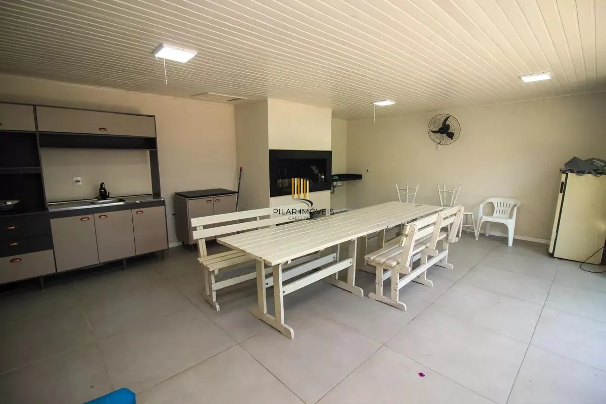 Apartamento com 2 dormitórios, banheiro auxiliar e 2 vagas cobertas.