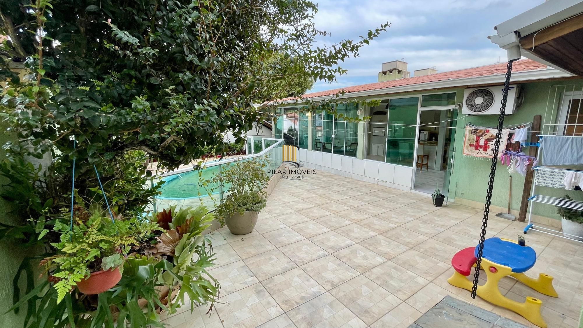Casa térrea 100% mobiliada com 3 dormitórios, suíte, piscina e 3 vagas.