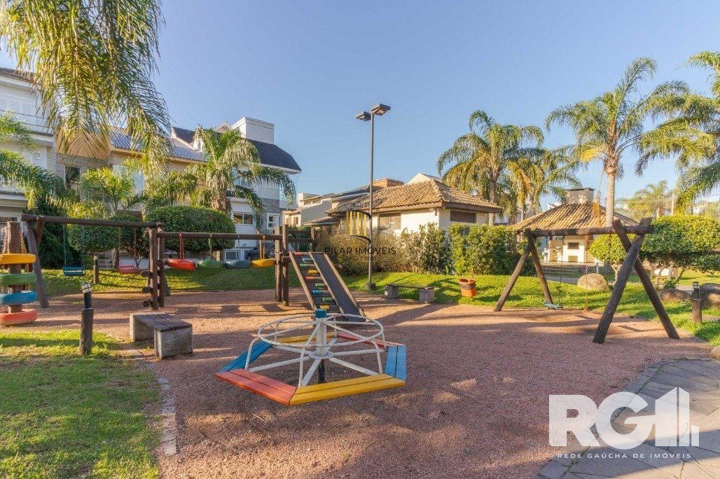 Casa em Condomínio com 3 Suítes, Espaço Gourmet e 5 Vagas de Garagem