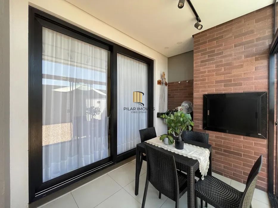 Casa em condomínio com 3 dormitórios, suíte e 2 vagas.