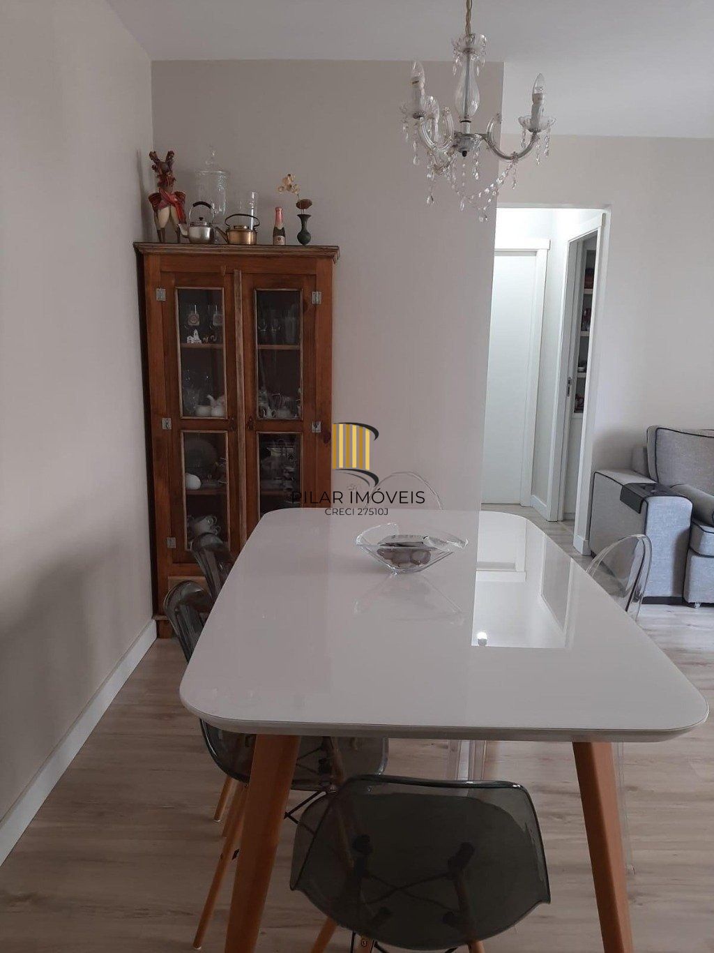 Apartamento semi-mobiliado com suíte e infraestrutura completa