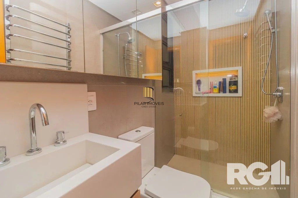 Apartamento com 94m², 3 quartos, 1 suíte, 2 vagas, no bairro Cristo Redentor em Porto Alegre..