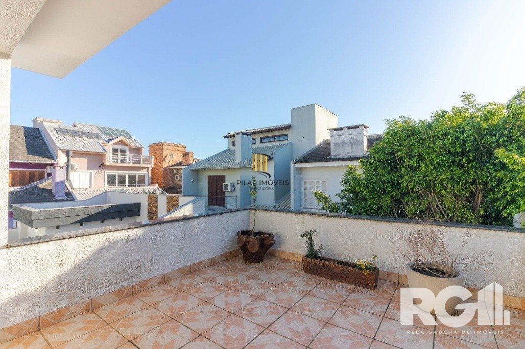 Casa em Condomínio com 3 Suítes, Espaço Gourmet e 5 Vagas de Garagem