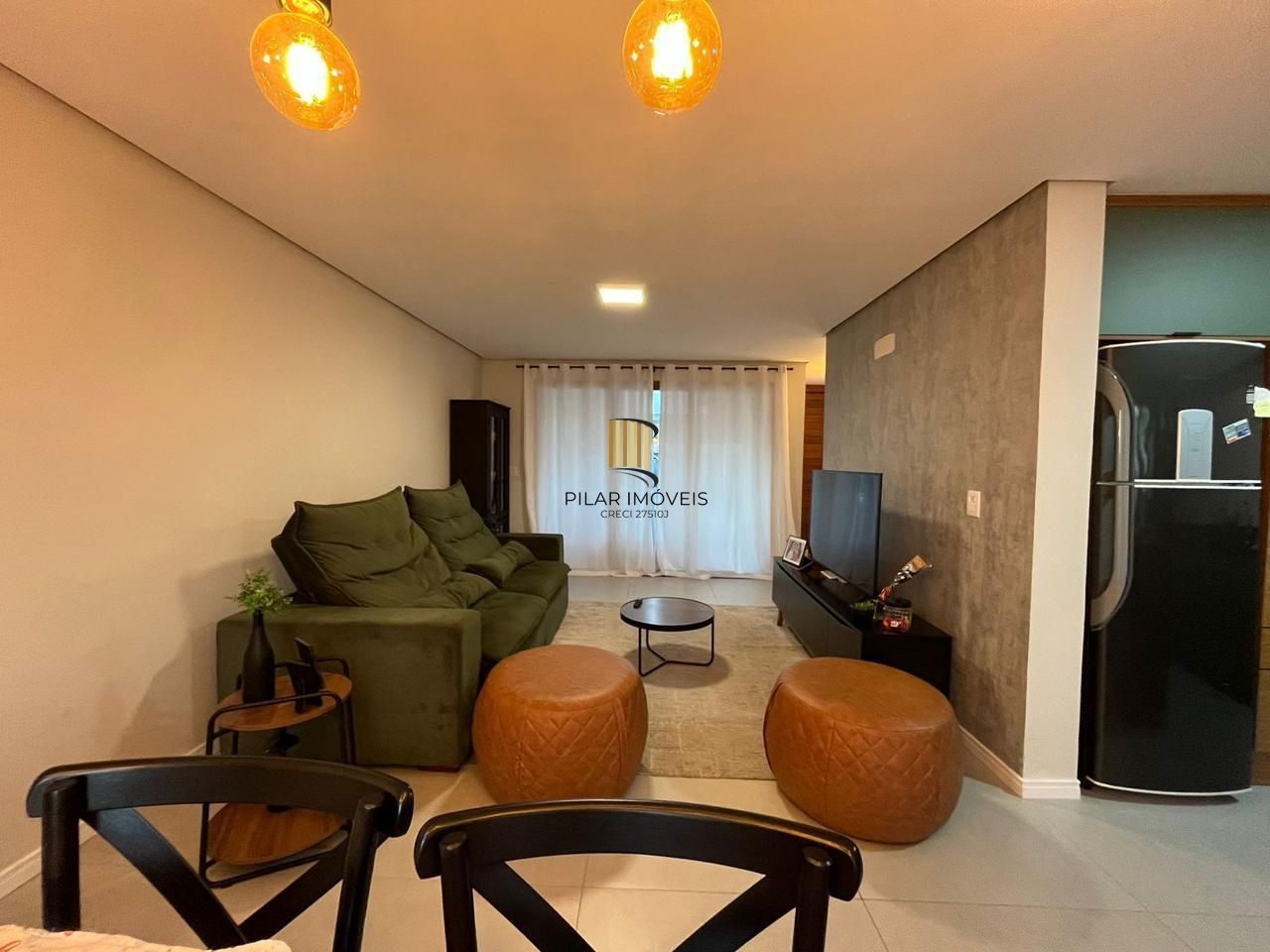 Casa em condomínio com 3 dormitórios, suíte e 2 vagas.